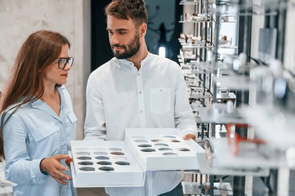 Choosing between eyeglasses vs contact lenses